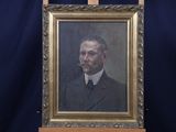 portrait d'un homme en costume-cravate dans un cadre doré