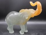un éléphant debout sur une surface noire