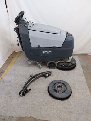 une machine posée par terre à côté d'une roue