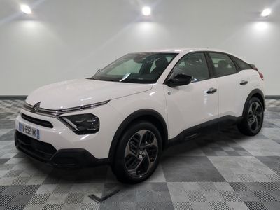 la voiture blanche est garée dans le garage sur un sol en damier