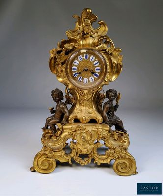 une horloge en or ornée de chérubins et d'anges