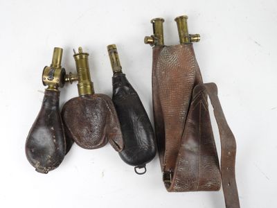 trois bouteilles de vin anciennes plaquées laiton et un étui en cuir