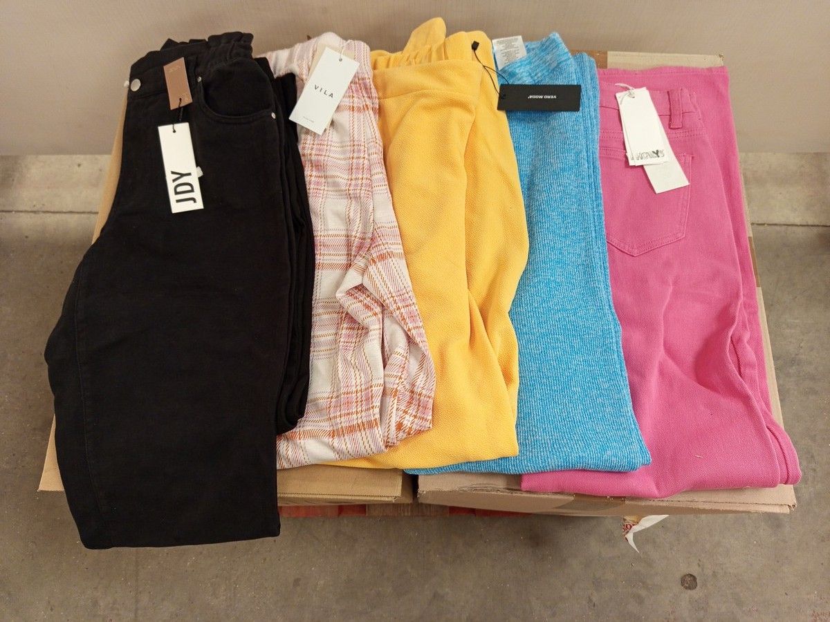 Lot de 50 pantalons (très grande variété de modèle) - pour femmes - 100% marques - Neuf, avec étiquette - 2 cartons
