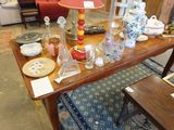 une table sur laquelle se trouvent une lampe et de nombreux verres