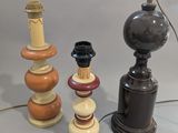 trois types différents de pièces d'échecs sur la table