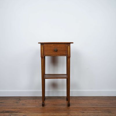 l'image d'une petite table en bois surmontée d'un tiroir