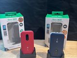trois téléphones portables sont posés dans une boîte sur une table