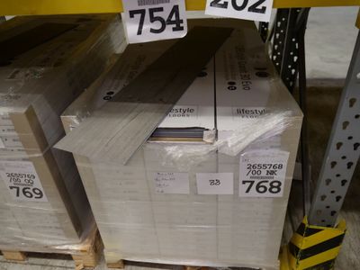 une pile de cartons posée sur une étagère dans un magasin