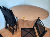 une table et deux chaises dans un coin de la pièce