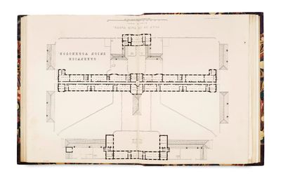 un livre ouvert sur lequel figure le plan d'un bâtiment