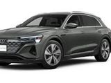 un SUV Audi e-trac gris de 2020 garé sur un fond blanc