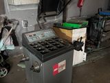 une machine qui se trouve à l'intérieur d'un garage