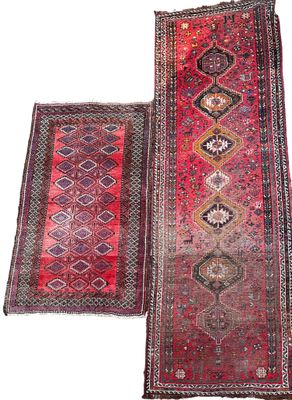Deux TAPIS SHIRVAN en laine nouée main à fond rouge, un gale…