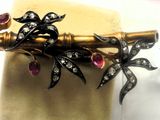 un petit bijou posé sur un morceau de papier