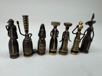 six figurines anciennes en laiton représentant des femmes tenant des cruches et buvant de l'eau