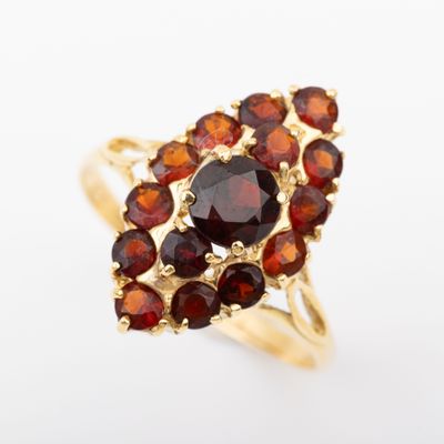 une photo d'une bague en or sertie de grenats