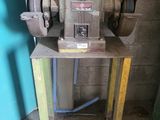 une machine posée sur une table dans une pièce