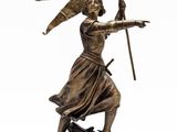 statue en bronze représentant une femme tenant un drapeau et une épée