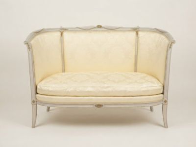 une photo d'un canapé blanc dont l'assise est recouverte d'un tissu beige
