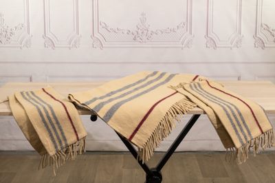 une photo d'un banc recouvert d'une couverture