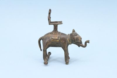 statue représentant un éléphant avec un homme assis sur son dos