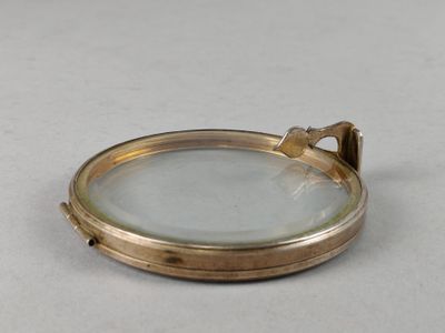 une loupe posée sur une table