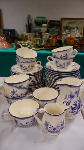 SARREGUEMINE : ensemble de neuf déjeuners, 34 soucoupes, un pot à...