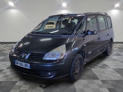 la photo d'une camionnette noire garée dans une pièce