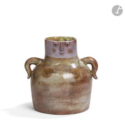 un vase marron muni de deux anses, posé sur une surface blanche