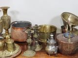 de nombreux objets en laiton de toutes sortes sur la table