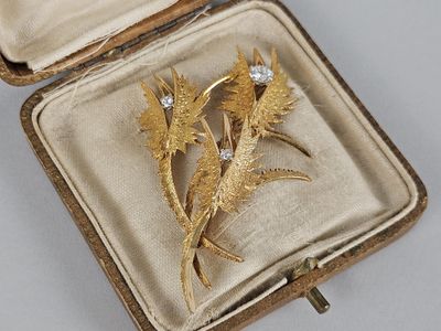 Broche en or 18k stylisant des feuilles de chardons - Élégance et raffinement