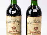 deux bouteilles de vin rouge posées l'une à côté de l'autre sur une surface blanche