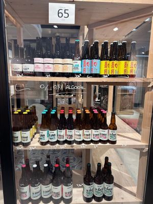 de nombreuses bouteilles de bière exposées dans un réfrigérateur