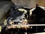 un vieux moteur de voiture qui traîne dans le garage