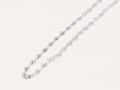 chaîne plaquée argent avec des perles en cristal sur fond blanc