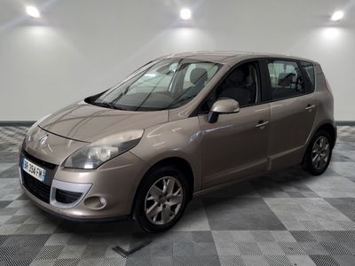la photo d'une voiture garée dans un garage