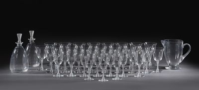 beaucoup de verres à vin et un pichet sur la table