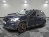 la voiture bleue est garée sur un sol en damier dans le garage