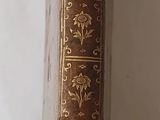 un vieux livre posé sur une table