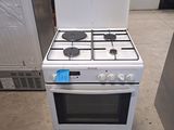cuisinière avec plan de cuisson blanc et brûleurs noirs dans un coin cuisine