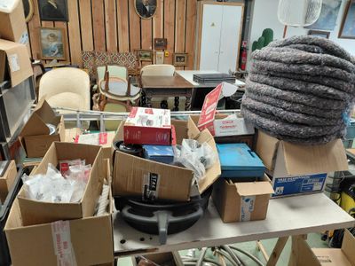 une pile de cartons, les uns sur les autres, posée sur une table dans une pièce