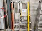 deux échelles placées l'une à côté de l'autre dans un garage