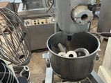 une photo d'un mixeur dans une cuisine équipée de nombreux appareils