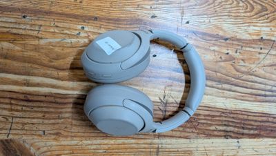 un casque posé sur une table en bois