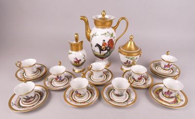 une photo d'une collection de services à thé et à café en porcelaine