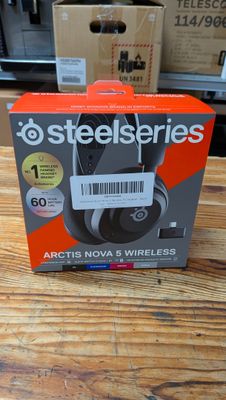 une boîte de casques audio posée sur une table dans un magasin