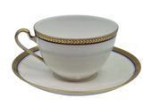 une tasse et une soucoupe sur une table blanche