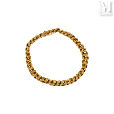 une image d'un bracelet en or sur fond blanc