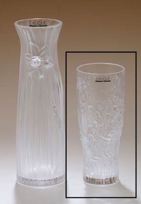 une photo d'un vase et d'un verre posés sur une table