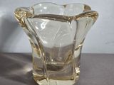 un vase en verre posé sur une table